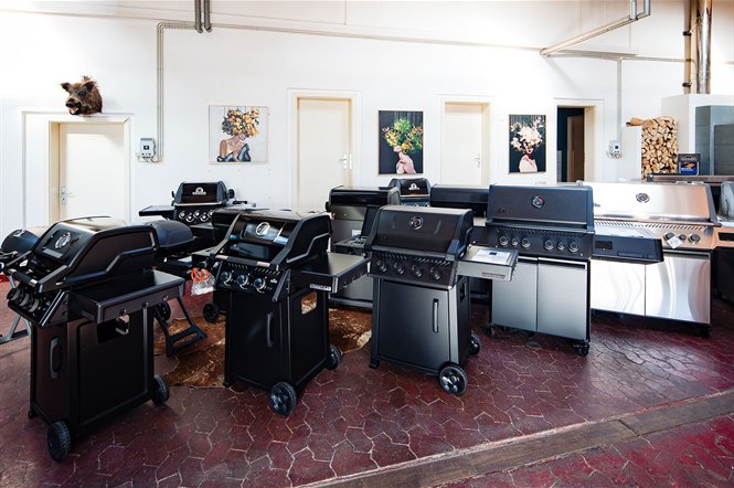 Reihe schwarzer Gasgrills verschiedener Hersteller in der Ausstellung