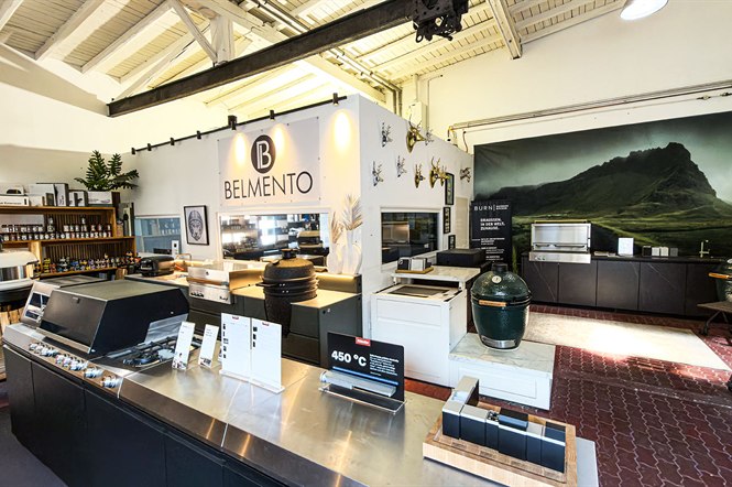 Belmento Markenbereich der Ausstellung mit weißer Outdoorküche, Kochmodulen und Zubehör