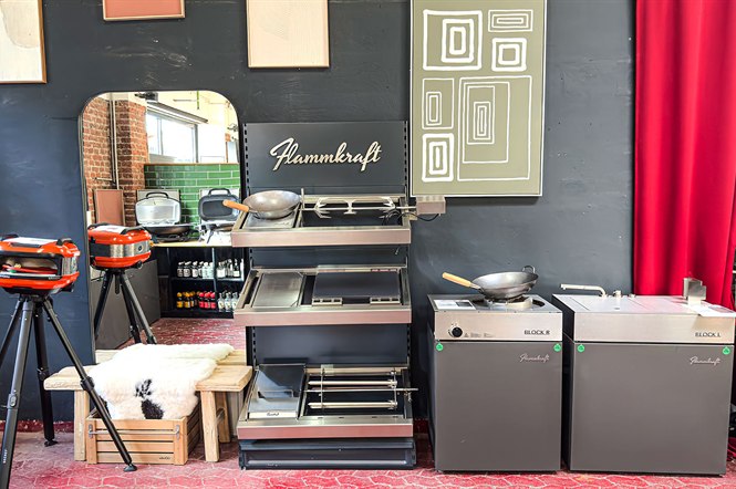 Flammkraft Modulsystem mit Wok-Brenner, Plancha und Kochmodulen im Ausstellungsbereich