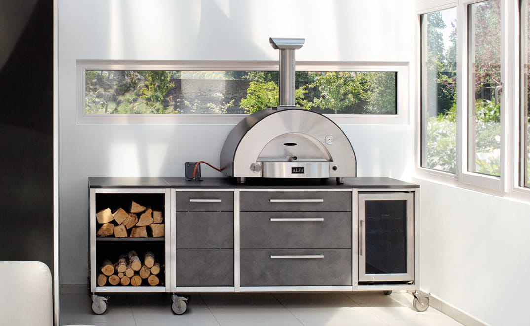 Weiße mobile BURN Outdoorküche auf Rollen mit integriertem Holzfach