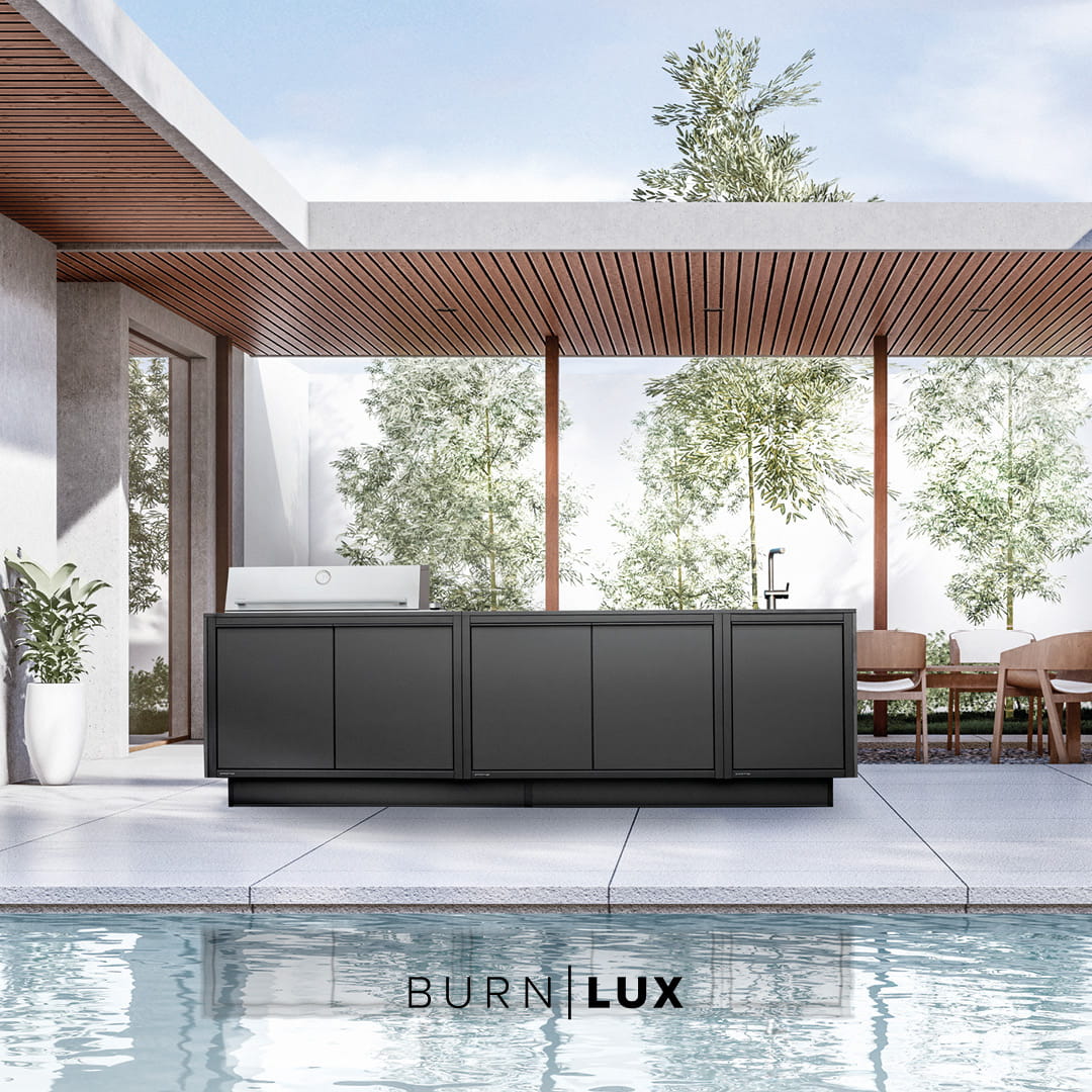 BURN Outdoorküche der Serie LUX in modernem Schwarz auf eleganter Poolterrasse mit minimalistischer Architektur im Außenbereich.
