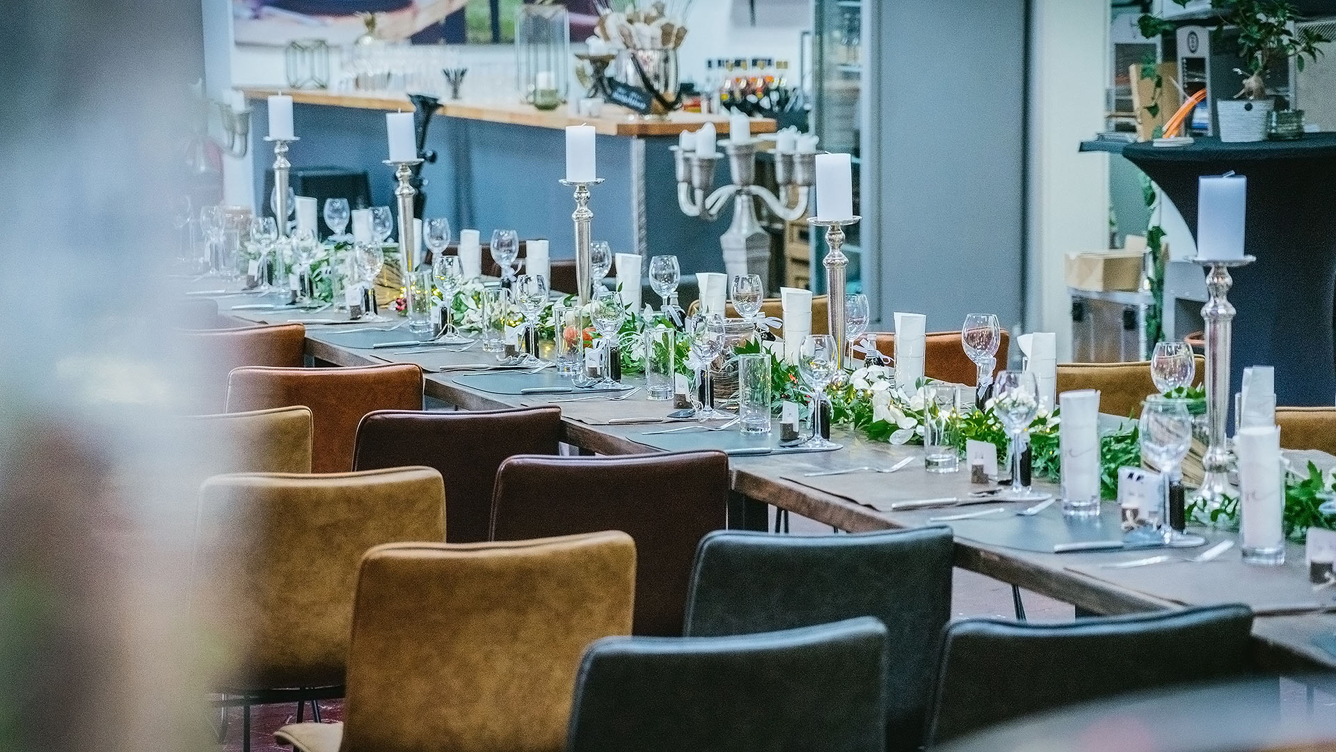 Tischreihe mit Hochzeitsdekoration und Stuhlreihen für eine Hochzeitsfeier im Grillfachgeschäft