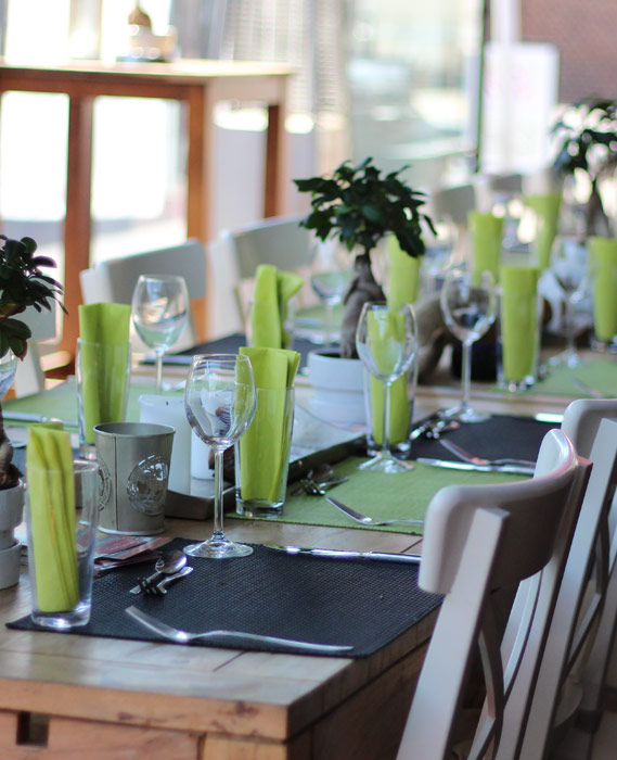 Gedeckte Tische für eine Hochzeit im Grillfachgeschäft