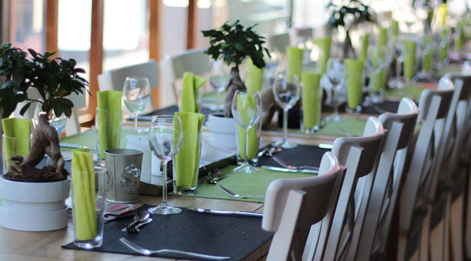 Gedeckte Tische für eine Hochzeit im Grillfachgeschäft