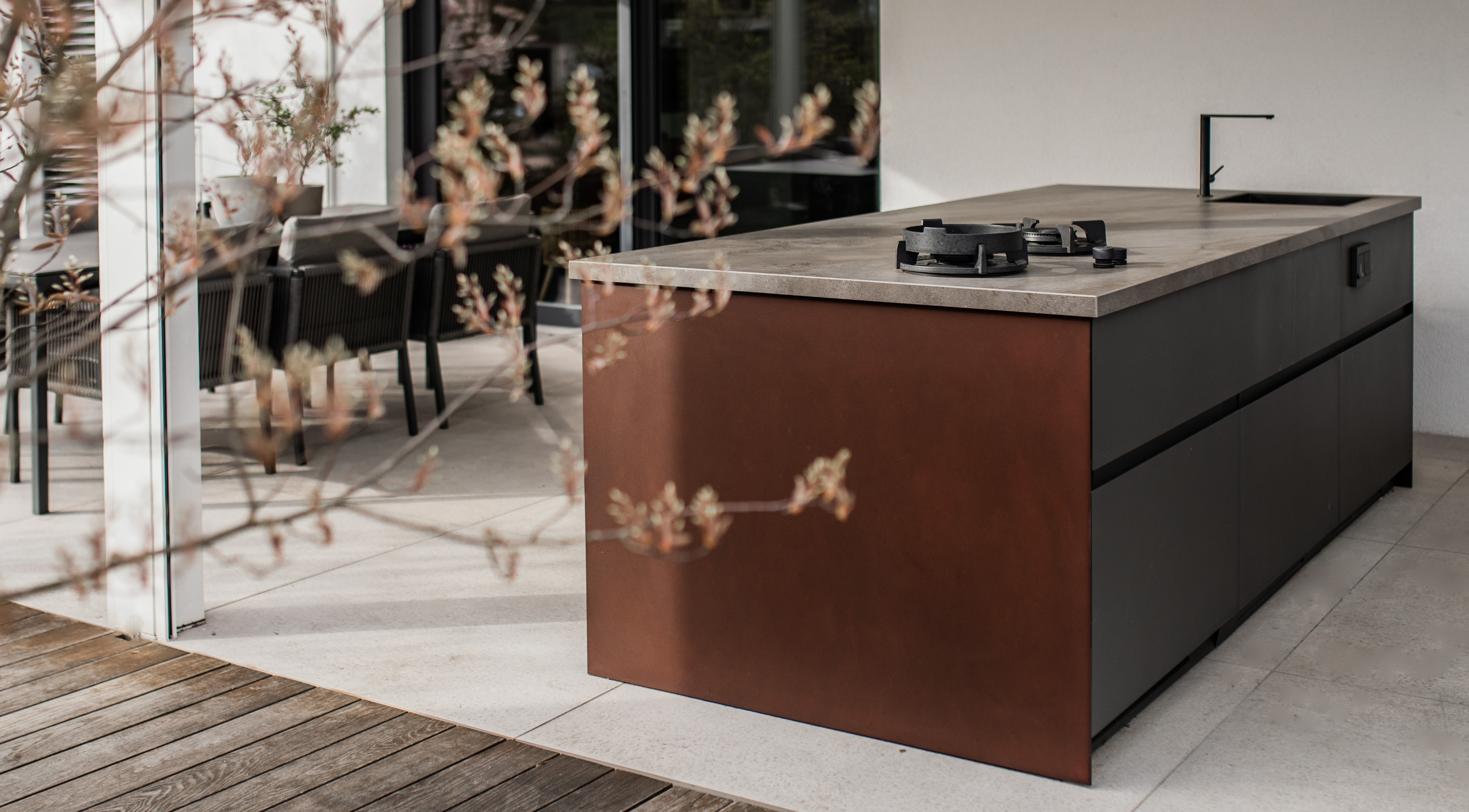 Grillstellen, die auf einer Arbeitsplatte neben einigen Tischen aufgestellt sind