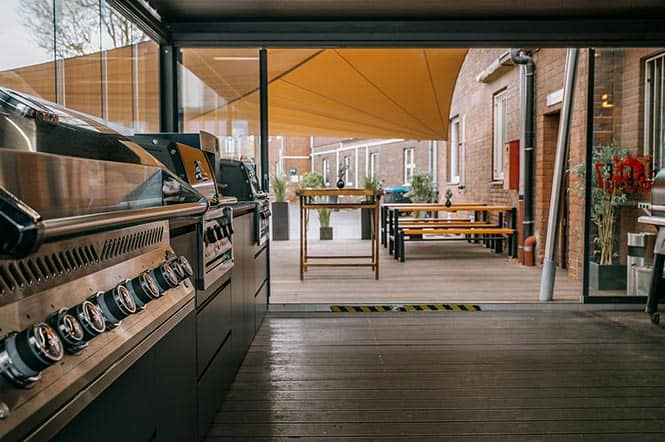 Ausblick auf die Terrasse an der Halle 7 von Das Grillfachgeschäft in Düsseldorf-Heerdt