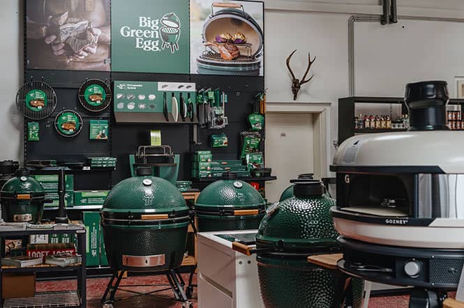 Display der Keramikgrills von Big Green Egg plus Zubehör im Grillfachgeschäft Düsseldorf