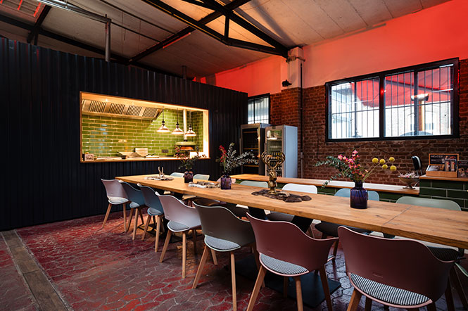 Streetfood-Container mit Sitzgelegenheiten in der Halle 25