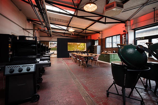 Ausstellungshalle und Bistro-Bereich in Düsseldorf-Heerdt