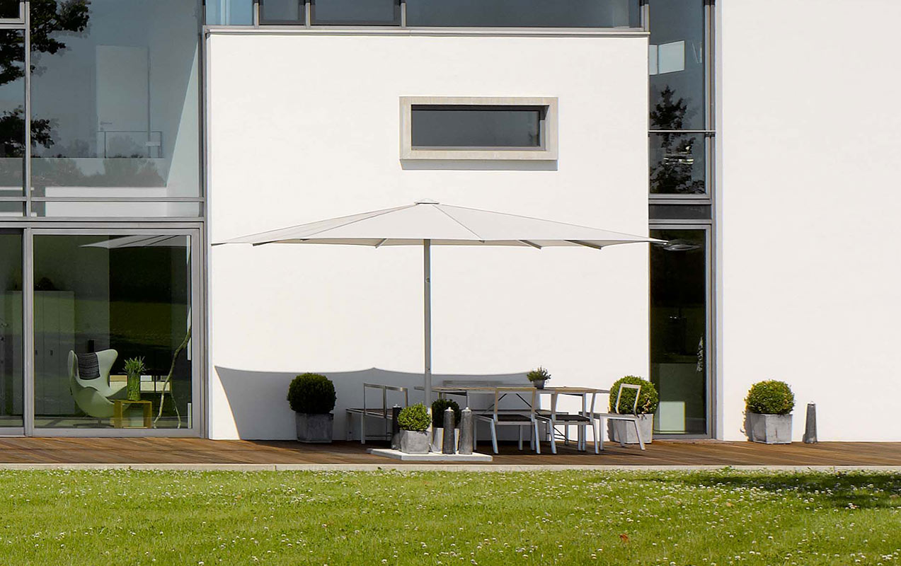 Der MAY Sonnenschirm spendet einer Sitzgruppe auf der Terrasse Schatten