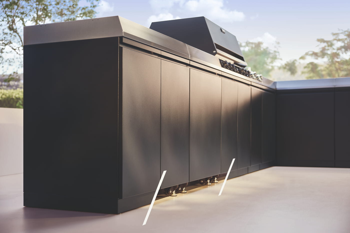 Detailansicht einer hochwertigen Miele Outdoorküche mit mattschwarzen Fronten und modularer Ecklösung im modernen Außenbereich.
