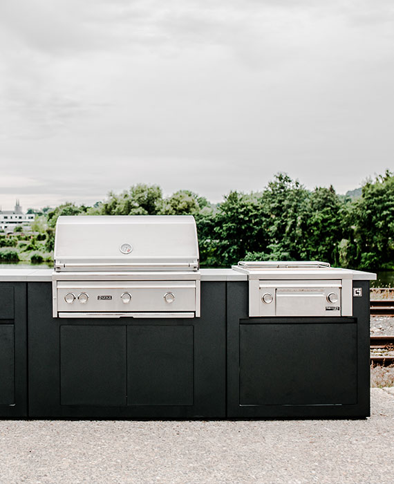 Direktes und indirektes Grillen mit einer Outdoorküche