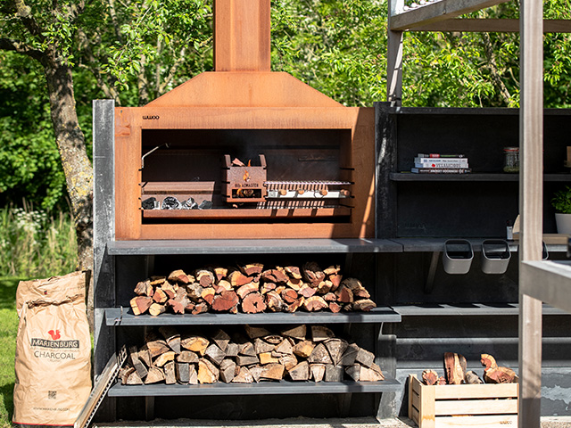 Outdoorküche mit Kohlegrill