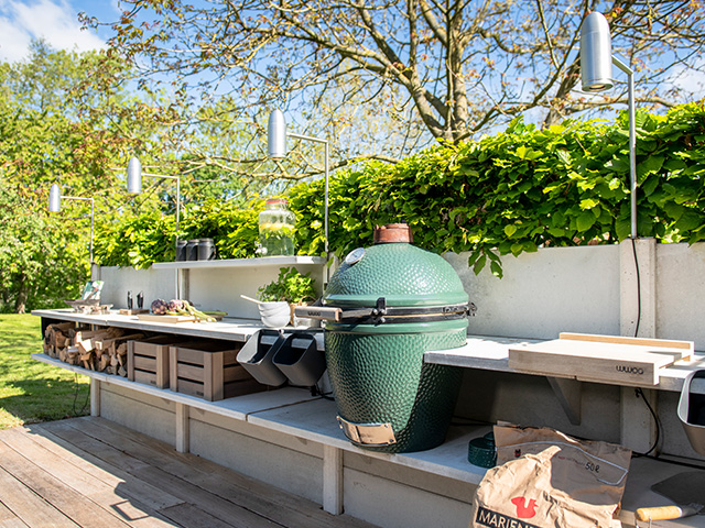 Outdoorküche mit Green Egg Grill