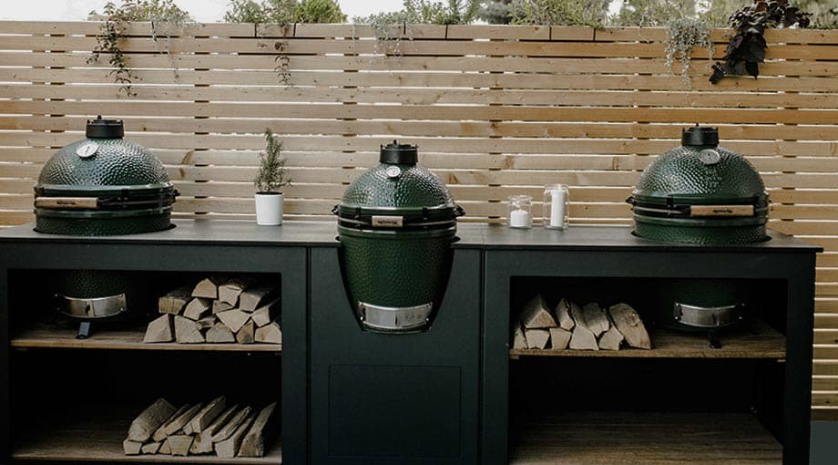 Outdoor Küchenmodule mit Big Green Eggs in unterschiedlichen Größen